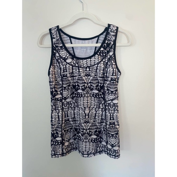 COPY - Lululemon women’s size 6 stay on course black and white athletic tank 00… - Picture 3 of 10